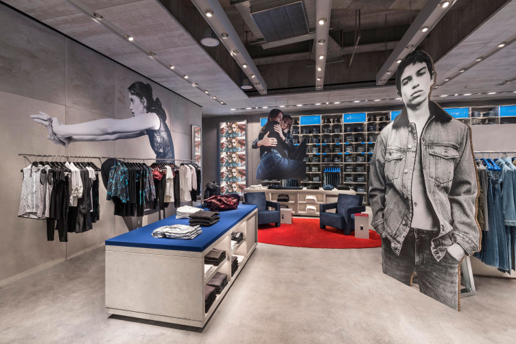 Calvin Klein Jeans inaugura no Balneário Shopping  Design display, Design  de varejo, Decoração de vitrine