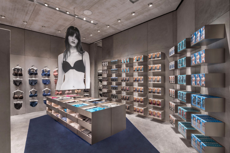 Calvin Klein Jeans inaugura no Balneário Shopping  Design display, Design  de varejo, Decoração de vitrine